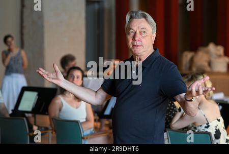 Rheinsberg, Allemagne. 26th juin 2023. Le directeur artistique Georg Quander à la répétition de la production d'opéra de cette année, la Molinara, dans le cadre du Kammeroper Schloss Rheinsberg. La pièce peut être vue dans la cour du château de 14 juillet dans le cadre du Festival international des jeunes chanteurs. Credit: Jens Kalaene/dpa/Alamy Live News Banque D'Images