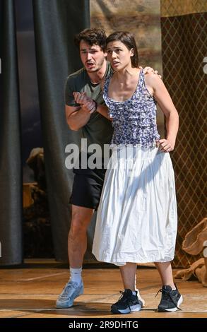 Rheinsberg, Allemagne. 26th juin 2023. Les chanteurs Megan Henry comme Racheina et Friedemann Gottschlich comme Pistofolo répètent une scène de la production d'opéra de cette année 'la Molinara' dans le cadre du Kammeroper Schloss Rheinsberg. La pièce peut être vue dans la cour du château de 14 juillet dans le cadre du Festival international des jeunes chanteurs. Credit: Jens Kalaene/dpa/Alamy Live News Banque D'Images