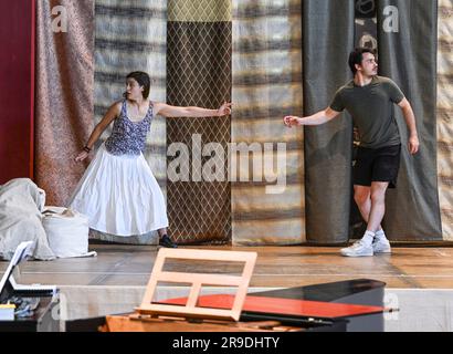 Rheinsberg, Allemagne. 26th juin 2023. Les chanteurs Megan Henry comme Racheina et Friedemann Gottschlich comme Pistofolo répètent une scène de la production d'opéra de cette année 'la Molinara' dans le cadre du Kammeroper Schloss Rheinsberg. La pièce peut être vue dans la cour du château de 14 juillet dans le cadre du Festival international des jeunes chanteurs. Credit: Jens Kalaene/dpa/Alamy Live News Banque D'Images