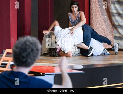 Rheinsberg, Allemagne. 26th juin 2023. Les chanteurs Megan Henry comme Racheina et Maximilian Vogler comme Don Calloandro répètent une scène de la production d'opéra de cette année 'la Molinara' dans le cadre du Kammeroper Schloss Rheinsberg. La pièce peut être vue dans la cour du château de 14 juillet dans le cadre du Festival international des jeunes chanteurs. Credit: Jens Kalaene/dpa/Alamy Live News Banque D'Images