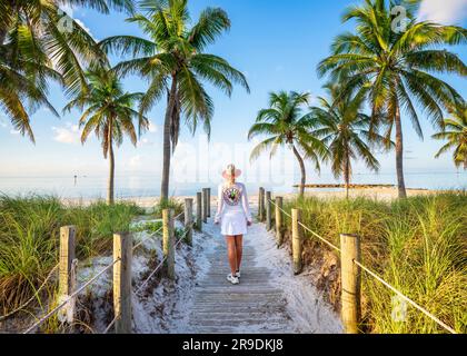 Smathers Beach, Sunrise magnifiquement encadré par Palm Trees Key West, Floride, États-Unis Banque D'Images