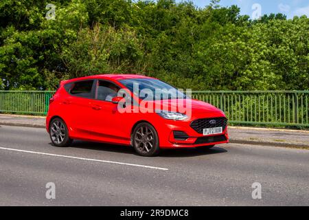 2023 Red Ford Fiesta St-Line Turbo, 1,5 litres, trois cylindres EcoBoost, traversant le pont autoroutier du Grand Manchester, Royaume-Uni Banque D'Images