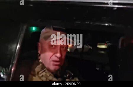 Rostov-sur-le-Don, Ukraine. 26 juin 2023. Une capture d'écran de l'oligarque russe Yevgeny Prigozhin, propriétaire du groupe Wagner de mercenaires comme il part en véhicule après avoir conclu un accord pour arrêter sa marche sur Moscou, 25 juin 2023 à Rostov-sur-le-Don, Russie. Prigozhin mit fin à sa rébellion contre Moscou et accepta de se réfugier en Biélorussie. Crédit: Pool photo/Wagner Group/Alamy Live News Banque D'Images