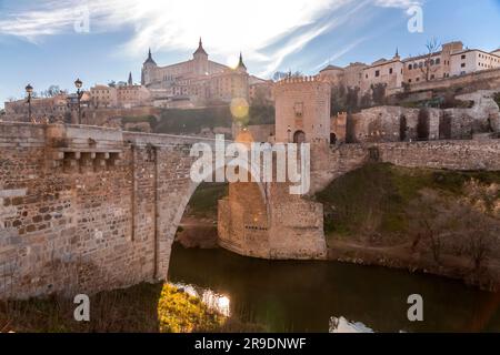 Tolède, Espagne - 17 février 2022: Vue du Tage vers le centre historique de Tolède, Espagne. Banque D'Images