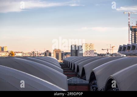 Madrid, Espagne - 17 FÉVRIER 2022 : vue extérieure de la gare centrale de Puerta de Atocha à Madrid, capitale de l'Espagne. Banque D'Images