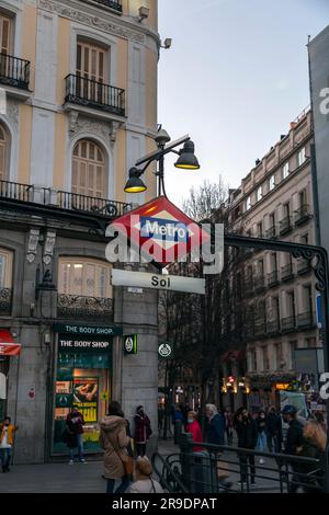 Berlin, Allemagne - 17 FÉVRIER 2022 : panneau de métro et logo à l'entrée de la station sol à Madrid, Espagne. Banque D'Images