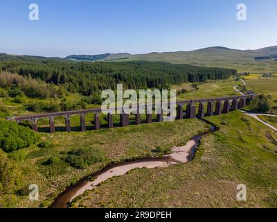 Photo aérienne par drone d'un vieux pont ferroviaire dans le parc national de Galloway Forest en Écosse Banque D'Images