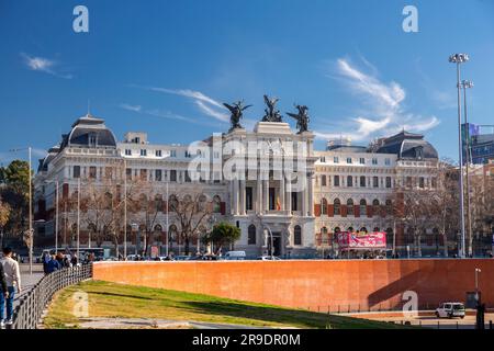 Madrid, Espagne-17 FÉVRIER 2022 : le Palais de Fomento, également connu sous le nom de bâtiment du ministère de l'Agriculture, est un immeuble de bureaux du XIXe siècle à Madr Banque D'Images