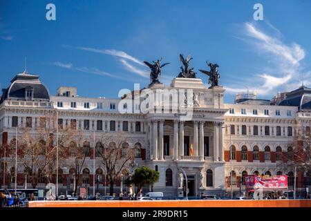 Madrid, Espagne-17 FÉVRIER 2022 : le Palais de Fomento, également connu sous le nom de bâtiment du ministère de l'Agriculture, est un immeuble de bureaux du XIXe siècle à Madr Banque D'Images