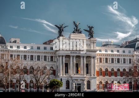 Madrid, Espagne-17 FÉVRIER 2022 : le Palais de Fomento, également connu sous le nom de bâtiment du ministère de l'Agriculture, est un immeuble de bureaux du XIXe siècle à Madr Banque D'Images