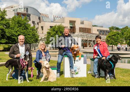 UTILISATION ÉDITORIALE UNIQUEMENT (de gauche à droite) Joy, The Greyhound, avec Mark Ruskell MSP, Oakley, (de The Dogs Trust) The Labradoodle, avec Alison Johnson MSP, Buster, The Golden Retriever avec David Torrance MSP, Et Kura, le Flat Coated Retriever, avec Tess White MSP participe à la compétition Holyrood Dog of the Year de cette année, organisée conjointement par Dogs Trust et le Kennel Club, Édimbourg . Date de la photo: Lundi 26 juin 2023. Les coureurs ont été annoncés comme Kura et Tess White, et en troisième place Oakley avec Alison Johnson. Les gagnants du vote « pawblic » étaient Joy with Mark Ruskell. La compétition annuelle Banque D'Images
