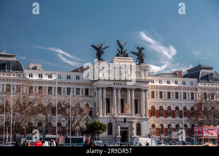 Madrid, Espagne-17 FÉVRIER 2022 : le Palais de Fomento, également connu sous le nom de bâtiment du ministère de l'Agriculture, est un immeuble de bureaux du XIXe siècle à Madr Banque D'Images