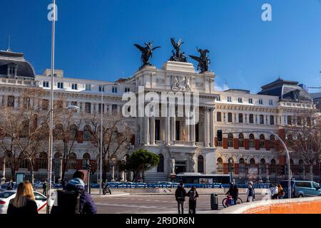 Madrid, Espagne-17 FÉVRIER 2022 : le Palais de Fomento, également connu sous le nom de bâtiment du ministère de l'Agriculture, est un immeuble de bureaux du XIXe siècle à Madr Banque D'Images