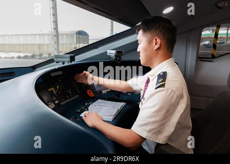 Guiyang, province chinoise de Guizhou. 26th juin 2023. Un chauffeur se prépare au départ d'un train d'essai à la gare nord de Guiyang à Guiyang, dans la province de Guizhou, au sud-ouest de la Chine, à 26 juin 2023. Avec le départ du train d'essai 55311 de la gare de Guiyang Nord, le chemin de fer à grande vitesse de Guiyang-Nanning a officiellement commencé ses essais de fonctionnement lundi. Le chemin de fer, à une vitesse prévue de 350 kilomètres à l'heure, relie Guiyang de la province de Guizhou et Nanning de la région autonome de Guangxi Zhuang. Credit: Liu Xu/Xinhua/Alay Live News Banque D'Images