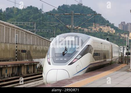 Guiyang, province chinoise de Guizhou. 26th juin 2023. Le train d'essai 55311 part de la gare nord de Guiyang à Guiyang, dans la province de Guizhou, au sud-ouest de la Chine, à 26 juin 2023. Avec le départ du train d'essai 55311 de la gare de Guiyang Nord, le chemin de fer à grande vitesse de Guiyang-Nanning a officiellement commencé ses essais de fonctionnement lundi. Le chemin de fer, à une vitesse prévue de 350 kilomètres à l'heure, relie Guiyang de la province de Guizhou et Nanning de la région autonome de Guangxi Zhuang. Credit: Liu Xu/Xinhua/Alay Live News Banque D'Images