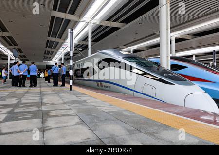 Guiyang, province chinoise de Guizhou. 26th juin 2023. Le train d'essai 55311 est vu avant le départ à la gare nord de Guiyang à Guiyang, dans la province de Guizhou, au sud-ouest de la Chine, au 26 juin 2023. Avec le départ du train d'essai 55311 de la gare de Guiyang Nord, le chemin de fer à grande vitesse de Guiyang-Nanning a officiellement commencé ses essais de fonctionnement lundi. Le chemin de fer, à une vitesse prévue de 350 kilomètres à l'heure, relie Guiyang de la province de Guizhou et Nanning de la région autonome de Guangxi Zhuang. Credit: Liu Xu/Xinhua/Alay Live News Banque D'Images