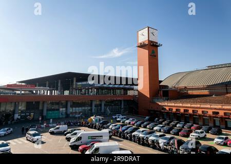 Madrid, Espagne - 17 FÉVRIER 2022 : vue extérieure de la gare centrale de Puerta de Atocha à Madrid, capitale de l'Espagne. Banque D'Images