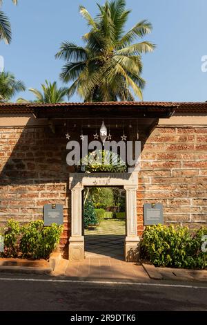 Goa, Inde - 19th décembre 2022 : vue panoramique sur l'entrée du musée d'art chrétien au couvent de Saint-Laurent Monica dans le vieux Goa. Expositions au musée Indo- Banque D'Images