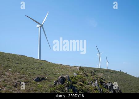 Centrales éoliennes dans les montagnes. Parcs éoliens. Banque D'Images