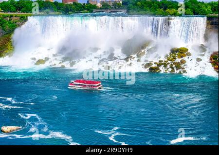 Chutes du Niagara, Ontario, Canada - 17 juin 2023 : bateau-tour ou petits bateaux transportant des passagers dans la rivière Niagara. Le trajet est une attraction touristique Banque D'Images