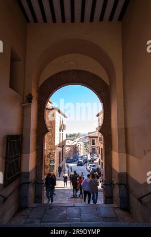 Tolède, Espagne-17 FÉVRIER 2022 : statue de Cervantes par l'Arco de la Sangre, une porte historique de la ville arabe, anciennement Bab-al-Yayl dans l'ancienne ville impériale de Banque D'Images