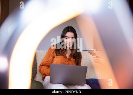 Une fille travaillant à la maison avec un ordinateur portable Banque D'Images