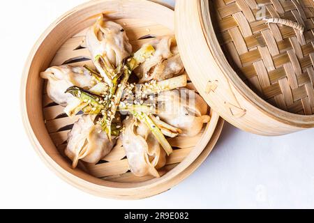 Délicieux boulettes chinoises à base d'ingrédients frais, parfaites pour un repas sain et satisfaisant. Banque D'Images