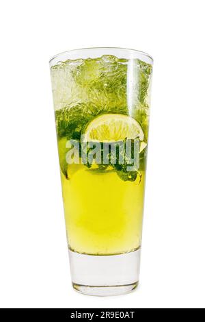 Un cocktail rafraîchissant d'agrumes avec de la glace, des feuilles de menthe et des tranches de lime dans un verre sur fond blanc. Banque D'Images