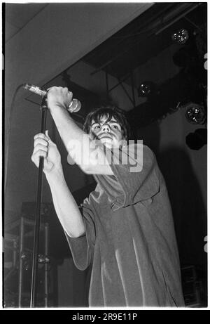 Tim Burgess des Charlatans jouant à l'Université de Cardiff, pays de Galles, le 5 mai 1995. Photo: Rob Watkins Banque D'Images