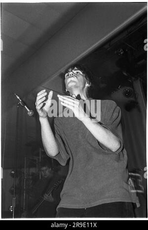 Tim Burgess des Charlatans jouant à l'Université de Cardiff, pays de Galles, le 5 mai 1995. Photo: Rob Watkins Banque D'Images