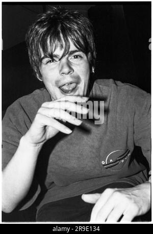 Tim Burgess des Charlatans jouant à l'Université de Cardiff, pays de Galles, le 5 mai 1995. Photo: Rob Watkins Banque D'Images