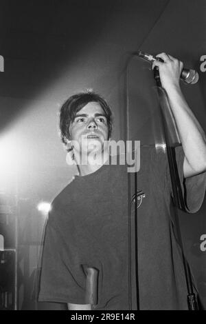 Tim Burgess des Charlatans jouant à l'Université de Cardiff, pays de Galles, le 5 mai 1995. Photo: Rob Watkins Banque D'Images