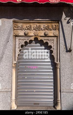 Tolède, Espagne-17 FÉVRIER 2022: Lettres arabes sculptées sur pierre, patrimoine mauresque à Tolède, Castilla la Mancha, Espagne. Banque D'Images