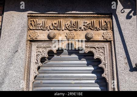 Tolède, Espagne-17 FÉVRIER 2022: Lettres arabes sculptées sur pierre, patrimoine mauresque à Tolède, Castilla la Mancha, Espagne. Banque D'Images