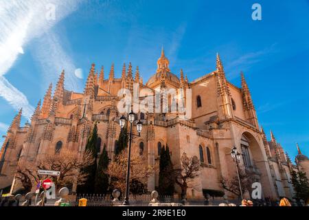 Ségovie, Espagne - 18 février 2022: La cathédrale de Ségovie est la cathédrale catholique romaine de style gothique située sur la Plaza Mayor à Ségovie, Castille-Léon Banque D'Images