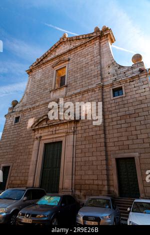 Ségovie, Espagne - 18 février 2022 : l'Église de la Société de Jésus est un temple catholique de l'adoration à Ségovie, construit au 16th siècle pour le S. Banque D'Images