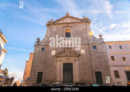 Ségovie, Espagne - 18 février 2022 : l'Église de la Société de Jésus est un temple catholique de l'adoration à Ségovie, construit au 16th siècle pour le S. Banque D'Images