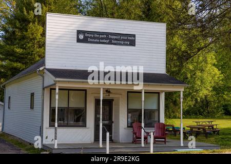 Penisula, Ohio, États-Unis - 18 mai 2023 : un des vieux bâtiments du centre d'accueil de Boston Mill. Banque D'Images