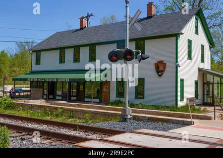 Penisula, Ohio, États-Unis - 18 mai 2023 : devant le centre d'accueil de Boston Mill le long des voies de chemin de fer latérales. Banque D'Images