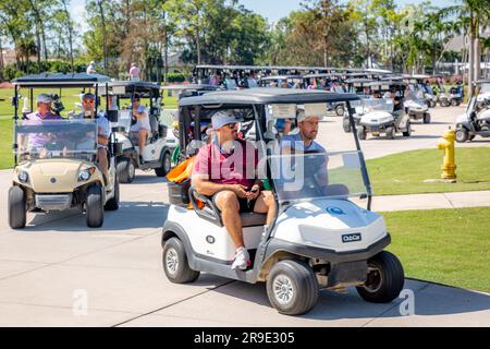 Les golfeurs se sont dirigés vers un tournoi de golf, Quail Creek Country Club, Naples, Floride, États-Unis Banque D'Images