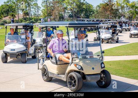 Les golfeurs se sont dirigés vers un tournoi de golf, Quail Creek Country Club, Naples, Floride, États-Unis Banque D'Images