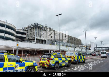 L'aéroport de Dublin, le terminal 1 et les véhicules de police de l'aéroport. Banque D'Images