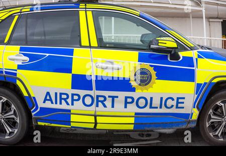 L'aéroport de Dublin, le terminal 1 et les véhicules de police de l'aéroport. Banque D'Images