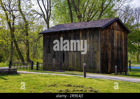 Ancienne grange le long d'un sentier au Boston Mill Visitor Center à Penisula, Ohio, États-Unis Banque D'Images