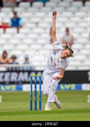 Lauren Filer Bowling pour l'Angleterre contre l'Australie le deuxième jour de la série de 2023 Women's Ashes Test. Banque D'Images