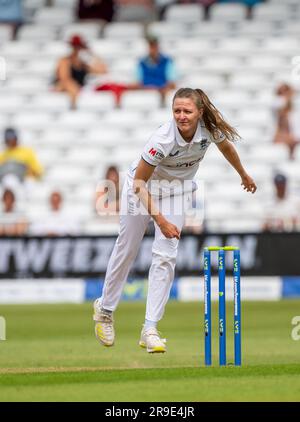 Lauren Filer Bowling pour l'Angleterre contre l'Australie le deuxième jour de la série de 2023 Women's Ashes Test. Banque D'Images