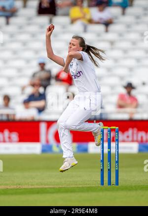 Lauren Filer Bowling pour l'Angleterre contre l'Australie le deuxième jour de la série de 2023 Women's Ashes Test. Banque D'Images