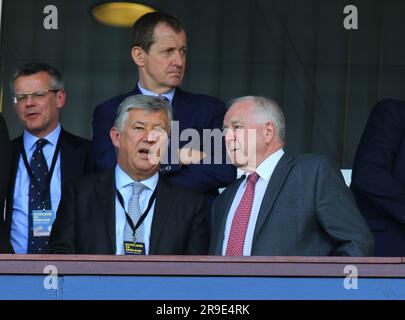 10 juin 2017, Hampden Park, Glasgow, Écosse ; coupe du monde 2018 football qualifiant, Écosse contre Angleterre ; Peter Lawwell, directeur général du Celtic, discute avec Craig Brown Banque D'Images