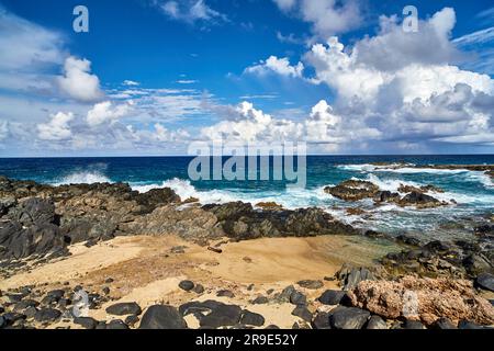 scène côtière sur la côte rocheuse Banque D'Images