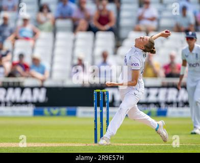 Lauren Filer Bowling pour l'Angleterre contre l'Australie le quatrième jour de la série de 2023 Women's Ashes Test. Banque D'Images